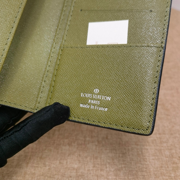 LVコピーウォレット着用イメージ